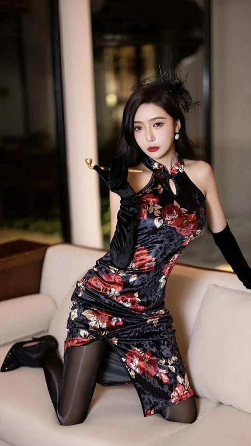 用这款高跟鞋,撩起老师的旗袍,让她的玉足完全展露出来